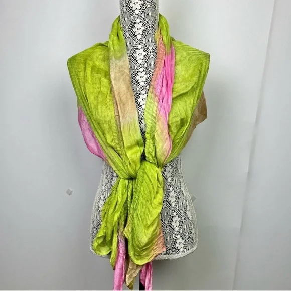Gena Accessories dip dyed ruched shawl scarf in green and pink - Picture 3 of 8